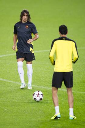 FC Barcelona s Carles Puyol (left) and Sergio Busquets (right) during a training session at Camp Nou in Barcelona. November 5, 2013.  (20131105089)