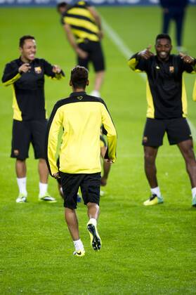 FC Barcelona s Adriano Correia (left) and Alex Song (right) joke with Neymar Santos Jr (center) during a training session at Camp Nou in Barcelona. November 5, 2013.  (20131105101)