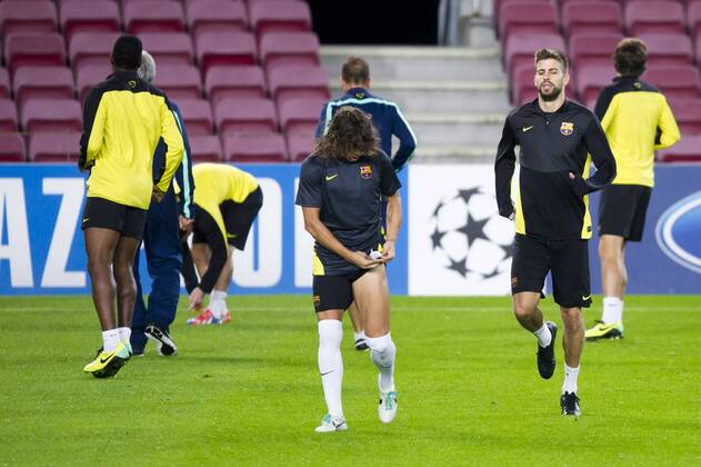 FC Barcelona s Carles Puyol (center) and Gerard Pique (right) during a training session at Camp Nou in Barcelona. November 5, 2013.  (20131105107)