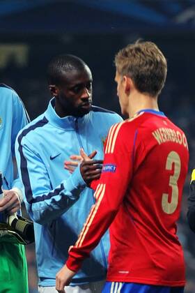 05.11.2013 Manchester, England. Its hand shakes all around as Yaya Toure; of Manchester City shakes the hand of Pontus Wernbloom of CSKA Moscow in a show of anti racism during the Champions League group D . xPaulxKeevilx  ActionPlus11467647