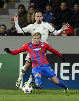 Franck Ribery (Bayern, back) and Frantisek Rajtoral (Plzen) are pictured during their 4th round of the Champions League group D soccer match FC Viktoria Plzen vs. FC Bayern Munich in Pilsen, Czech Republic, November 5, 2013. (CTKxPhoto MichalxKamaryt) CTKPhotoP201311050862001  kmt 6