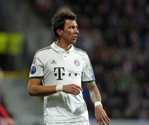 05.11.2013, Fussball Champions League 2013 2014, Vorrunde, 4.Spieltag, FC Viktoria Pilsen - FC Bayern München, in der Doosan Arena Pilsen (Tschechische Republik). Mario Mandzukic (Bayern München) trifft zum 1:0 doch sieht so ein Torjubel aus? Er schaut gleich nach dem Tor ziemlich sauer zum Trainer...