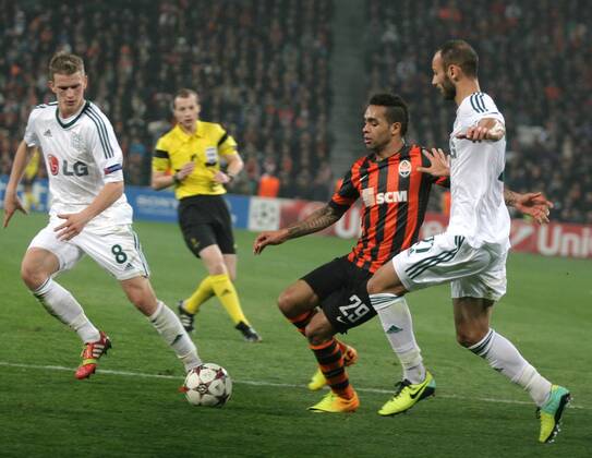 Fussball - Champions League 2013 2014 - Shakhtar Donetsk - Bayer 04 Leverkusen: Lars bender und Ömer Toprak gegen Alex Teixeira 