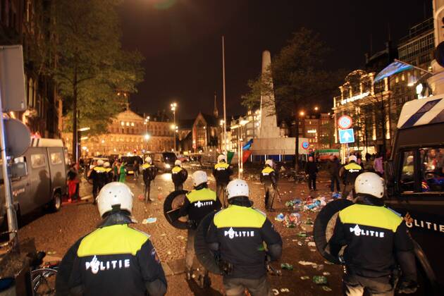 Police tries to control clashes with Celtic s supporters at Dam square downtown Amsterdam on 6 November, 2013. Celtic from Ireland, they play against Ajax Amsterdam for the Champions League football match in Arena tonight. (  pa005 xbyxPauloxAmorim)