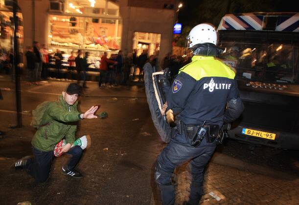 Police tries to control clashes with Celtic s supporters at Dam square downtown Amsterdam on 6 November, 2013. Celtic from Ireland, they play against Ajax Amsterdam for the Champions League football match in Arena tonight. (  xbyxPauloxAmorim)