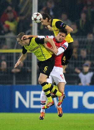 Olivier Giroud 12 (Arsenal FC) im Kopfballduell gegen links Sven Bender (Borussia Dortmund) 6- und rechts Neven Subotic 4 (Borussia Dortmund), Aktion, Action Borussia Dortmund vs FC Arsenal --- Fussball --- Champions League --- 06.11.2013 EP_JSE
