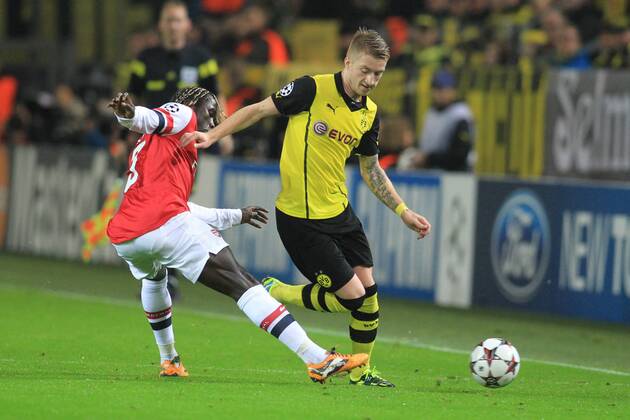 Marco Reus 11 (Borussia Dortmund) im Zweikampf gegen Bacary Sagna 3 (Arsenal FC), Aktion, Action Borussia Dortmund vs FC Arsenal --- Fussball --- Champions League --- 06.11.2013 EP_JSE