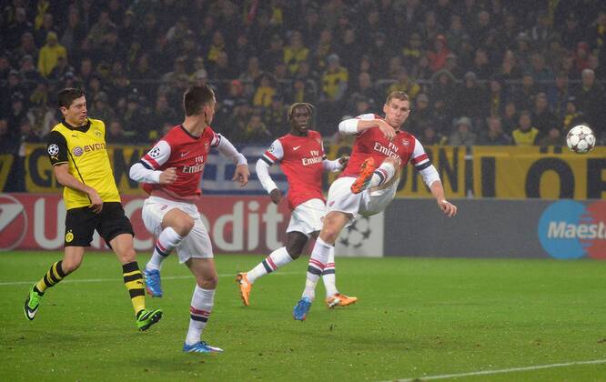06.11.2013, xjhx, Fussball Champions League, Borussia Dortmund - Arsenal London, v.l. Robert Lewandowski (Borussia Dortmund), Laurent Koscielny (Arsenal London), Bacary Sagna (Arsenal London), Per Mertesacker (Arsenal London)