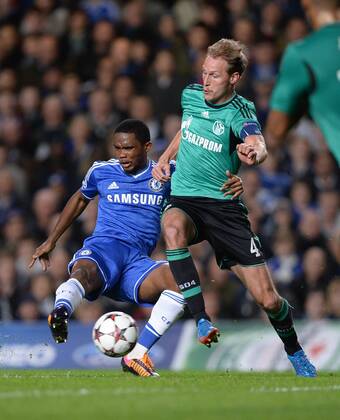 FUSSBALL CHAMPIONS LEAGUE SAISON 2013 2014 Vorrunde in London FC Chelsea - FC Schalke 06.11.2013 Benedikt Höwedes (re, FC Schalke 04) gegen Samuel Eto o (FC Chelsea) 