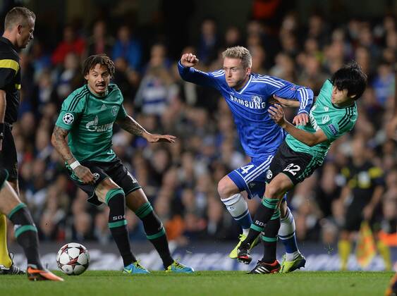 FUSSBALL CHAMPIONS LEAGUE SAISON 2013 2014 Vorrunde in London FC Chelsea - FC Schalke 06.11.2013 Andre Schürrle (Mitte, FC Chelsea) gegen Atsuto Uchida (re, FC Schalke 04) und Jermaine Jones (li, FC Schalke 04) 