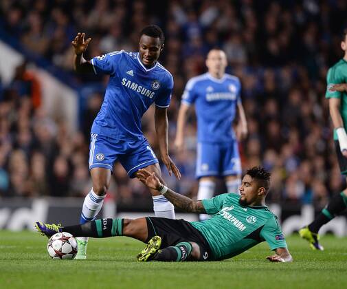 FUSSBALL CHAMPIONS LEAGUE SAISON 2013 2014 Vorrunde in London FC Chelsea - FC Schalke 06.11.2013 Kevin Prince Boateng (re Boden, FC Schalke 04) gegen John Mikel Obi (FC Chelsea) 