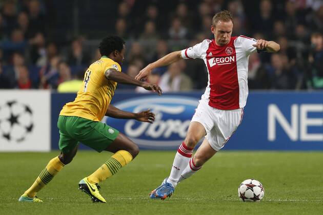 (L-R) Efe Ambrose of Celtic FC, Siem de Jong of Ajax during the Champions League match between Ajax Amsterdam and Celtic FC on November 06, 2013 at the Amsterdam Arena in Amsterdam, The Netherlands. Ajax v Celtic FC UEFA Champions League 2013 2014 xVIxLaurensxLindhoutxIVx 1891299