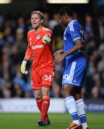 FUSSBALL CHAMPIONS LEAGUE SAISON 2013 2014 Vorrunde in London FC Chelsea - FC Schalke 06.11.2013 Torwart Timo Hildebrand (li, FC Schalke 04) und Samuel Eto o (FC Chelsea) 