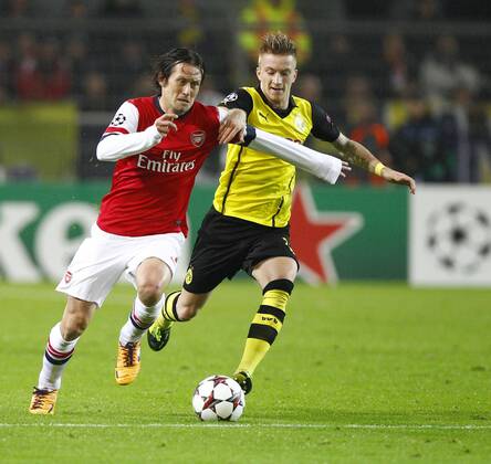 06.11.2013, SIGNAL IDUNA PARK, Dortmund, GER, UEFA CL, Gruppenphase, Vorrunde, Gruppe F, Borussia Dortmund (GER) vs FC Arsenal (GB), im Bild Tomas Rosicky (7, FC Arsenal, li.) im Zweikampf mit Marco Reus (11, Borussia Dortmund) GER, UEFA CL, Borussia Dortmund vs FC Arsenal