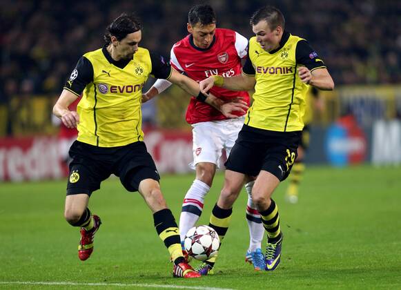 Dortmund Fußball Champions League Borussia Dortmund vs. FC Arsenal London, v.l. Neven Subotic (BvB), Mesut Özil (London), Kevin Großkreutz (BvB)