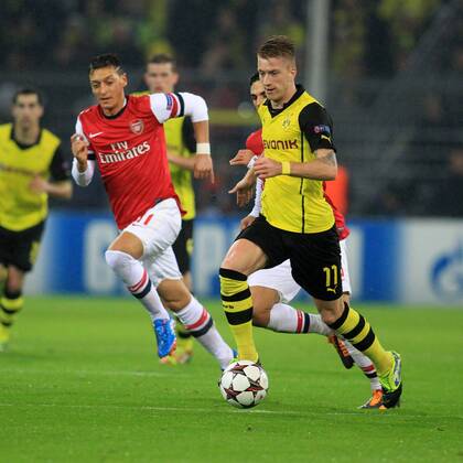 Marco Reus 11 (Borussia Dortmund) im Laufduell gegen Mesut Özil 11 (Arsenal FC), Aktion, Action Borussia Dortmund vs FC Arsenal --- Fussball --- Champions League --- 06.11.2013 EP_JSE