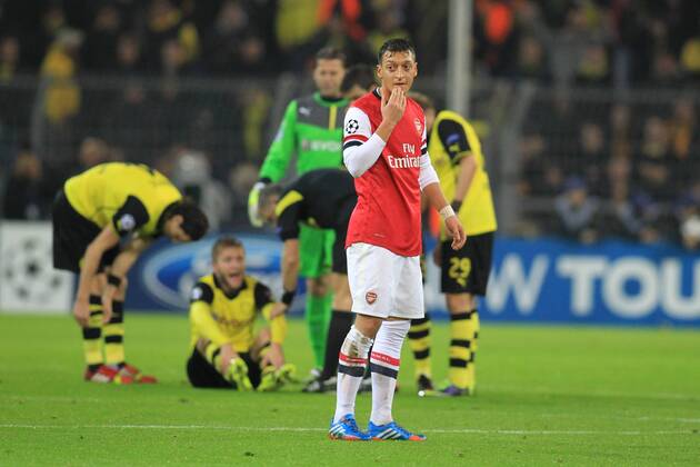 Mesut Özil 11 (Arsenal FC) kratzt sich nachdenklich am Kinn Borussia Dortmund vs FC Arsenal --- Fussball --- Champions League --- 06.11.2013 EP_JSE