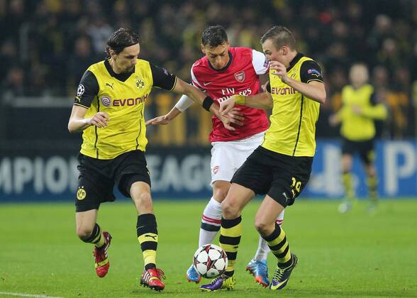 06.11.2013, xtvx, Fussball Champions League, Borussia Dortmund - Arsenal London, v.l. Zweikampf, Duell, duel, tackle Neven Subotic (Borussia Dortmund) Mesut Özil (Arsenal London) Kevin Grosskreutz (Borussia Dortmund)