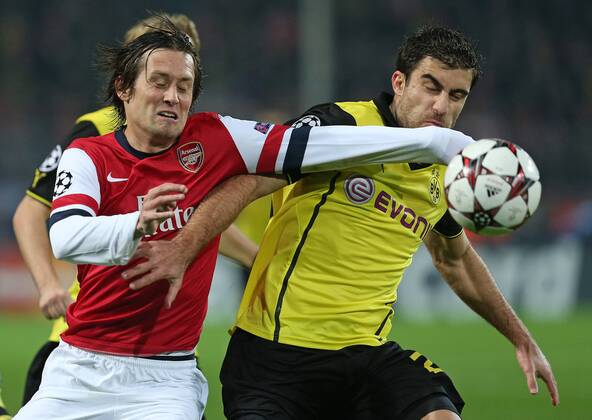 06.11.2013, Fussball Championsleague 2013 2014, Vorrunde, 4.Spieltag, Borussia Dortmund - FC Arsenal, im Signal-Iduna-Park Stadion in Dortmund. v.l. Tomas Rosicky (FC Arsenal) gegen Sokratis (Dortmund)