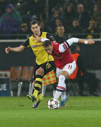 06.11.2013, Fussball Championsleague 2013 2014, Vorrunde, 4.Spieltag, Borussia Dortmund - FC Arsenal, im Signal-Iduna-Park Stadion in Dortmund. v.l. Henrikh Mkhitaryan (Dortmund) gegen Mesut Özil (FC Arsenal)
