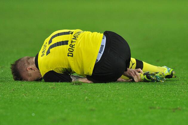 Fußball Champions League Gruppenphase 4. Spieltag Borussia Dortmund - FC Arsenal am 06.11.2013 im Signal Iduna Park in Dortmund Marco Reus ( Dortmund ) verletzt am Boden