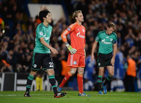 FUSSBALL CHAMPIONS LEAGUE SAISON 2013 2014 Vorrunde in London FC Chelsea - FC Schalke 06.11.2013 Torwart Timo Hildebrand (Mitte, FC Schalke 04) enttäuscht nach zum Gegentor zum 2-0, Atsuto Uchida (li, FC Schalke 04) und Benedikt Höwedes (re, FC Schalke 04) 
