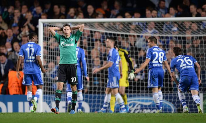 FUSSBALL CHAMPIONS LEAGUE SAISON 2013 2014 Vorrunde in London FC Chelsea - FC Schalke 06.11.2013 Julian Draxler (li, FC Schalke 04) enttäuscht nach verpasster Torchance 
