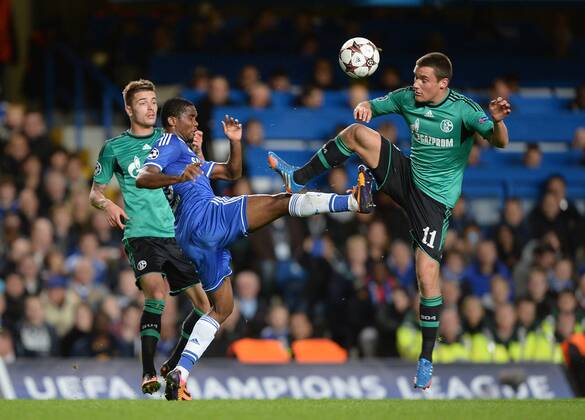 FUSSBALL CHAMPIONS LEAGUE SAISON 2013 2014 Vorrunde in London FC Chelsea - FC Schalke 06.11.2013 Samuel Eto o (Mitte, FC Chelsea) erwischt Christian Clemens (re, FC Schalke 04) beobachtet von Roman Neustädter (li hinten, FC Schalke 04) 