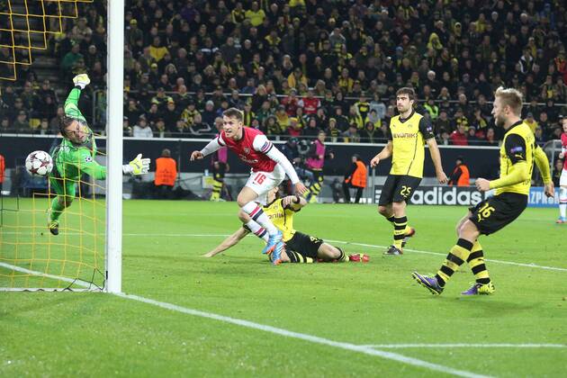 Aaron Ramsey 16 (Arsenal FC) mit dem Führungs Kopfball Treffer, Tor zum 1:0, Torwart Roman Weidenfeller 1 (Borussia Dortmund) ohne Chance, Aktion, Action Aaron Ramsey 16 (Arsenal FC) scoring with a header for the lead Borussia Dortmund vs FC Arsenal --- Fussball --- Champions League --- 06.11.2013 EP_JSE