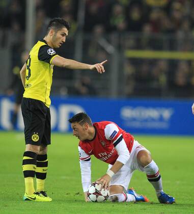 Nuri Sahin 18 (Borussia Dortmund) und Mesut Özil 11 (Arsenal FC) am Boden Borussia Dortmund vs FC Arsenal --- Fussball --- Champions League --- 06.11.2013 EP_JSE