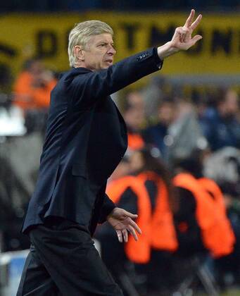 06.11.2013, xjhx, Fussball Champions League, Borussia Dortmund - Arsenal London, v.l. Trainer Head Coach Arsene Wenger (Arsenal London) gibt Anweisungen, gestikuliert, mit den Armen gestikulieren gives instructions, gesticulate.