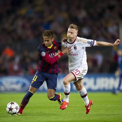 FC Barcelona s Neymar Santos Jr (left) and AC Milan s Ignazio Abate (right) during a UEFA Champions League 2013-2014 match. November 6, 2013.  (20131106019)