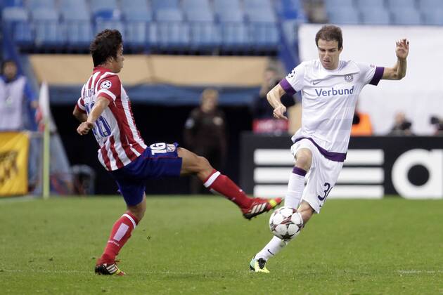 Atletico de Madrid s Oliver Torres (L) and FK Austria Wien s Fabian Koch (R) during Champions League 2013 2014 match. November 06,2013.  (201311066077)