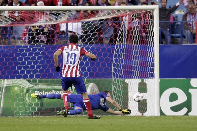 Atletico de Madrid s Diego Costa (F) and FK Austria Wien s goalkeeper Heinz Lindner in a penalty kick during Champions League 2013 2014 match. November 06,2013.  (201311066080)