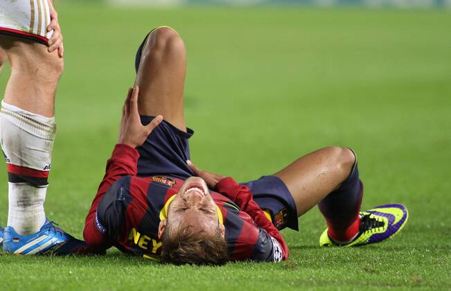 06.11.2013 Barcelona, Spain. Neymar lies injured on the pitch during the Champions League group H game between Barcelona FC (Barca) and AC Milan from the Nou Camp Stadium. xAngelxBoludax xxSUIxAUTxONLY ActionPlus11468050