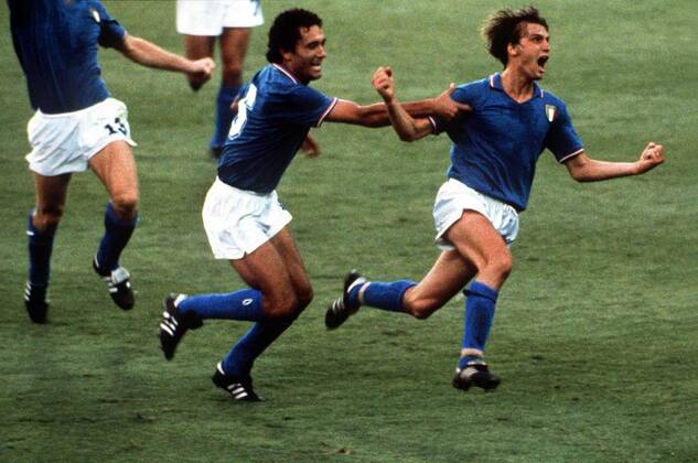 COPYRIGHT COLORSPORT OLYMPIA. FOOTBALL. WORLD CUP FINAL 1982. ITALY 3 WEST GERMANY 1. BERNABEU STADIUM IN MADRID, SPAIN. MARCO TARDELLI CELEBRATES HIS GOAL FOR ITALY WITH CLAUDIO GENTILE. 11 07 1982 