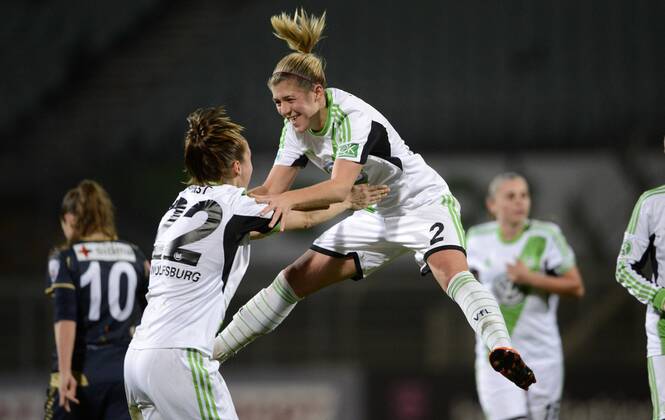Verena Faißt (li., WOB) und Luisa Wensing (re., WOB), Jubel Tor 2:0, VfL Wolfsburg (WOB) - LDB FC Malmö (M), Fußball, UEFA Women - Champions League, Saison 2013 2014, Wolfsburg, 13.11.2013,