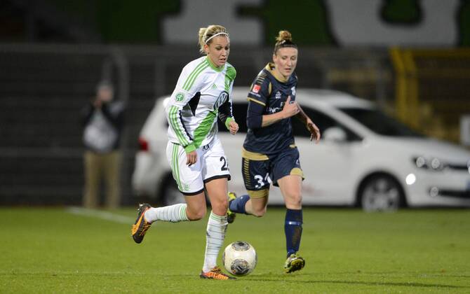 Lena Goeßling (li., WOB) und Anja Mittag (M), VfL Wolfsburg (WOB) - LDB FC Malmö (M), Fußball, UEFA Women - Champions League, Saison 2013 2014, Wolfsburg, 13.11.2013,