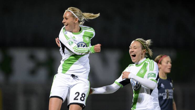 Lena Goeßling (li., WOB) und Zsanett Jakabfi (re., WOB), Jubel Tor 1:0, VfL Wolfsburg (WOB) - LDB FC Malmö (M), Fußball, UEFA Women - Champions League, Saison 2013 2014, Wolfsburg, 13.11.2013,