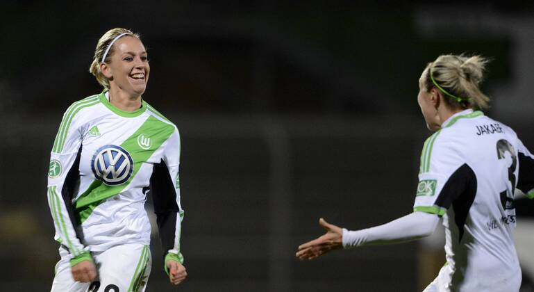 Lena Goeßling (li., WOB) und Zsanett Jakabfi (re., WOB), Jubel Tor 1:0, VfL Wolfsburg (WOB) - LDB FC Malmö (M), Fußball, UEFA Women - Champions League, Saison 2013 2014, Wolfsburg, 13.11.2013,
