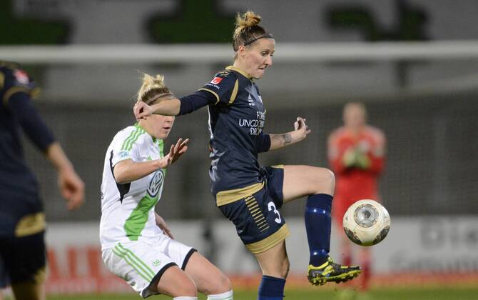 Luisa Wensing (li., WOB) und Anja Mittag (M), VfL Wolfsburg (WOB) - LDB FC Malmö (M), Fußball, UEFA Women - Champions League, Saison 2013 2014, Wolfsburg, 13.11.2013,