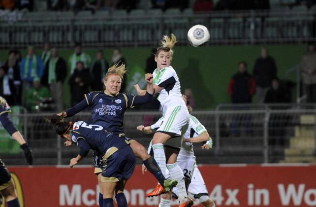 Luisa Wensing (re., WOB) erzielt das Tor 2:0, VfL Wolfsburg (WOB) - LDB FC Malmö (M), Fußball, UEFA Women - Champions League, Saison 2013 2014, Wolfsburg, 13.11.2013,
