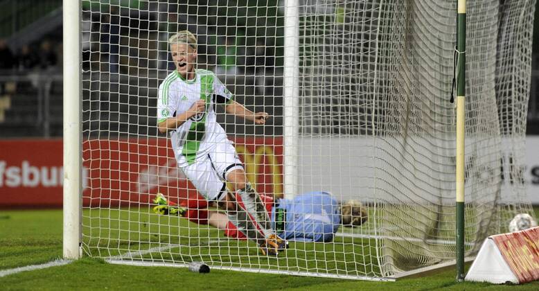 Nilla Fischer (WOB) bejubelt das Tor zum 1:0 von Lena Goeßling (nicht im Bild), VfL Wolfsburg (WOB) - LDB FC Malmö (M), Fußball, UEFA Women - Champions League, Saison 2013 2014, Wolfsburg, 13.11.2013,