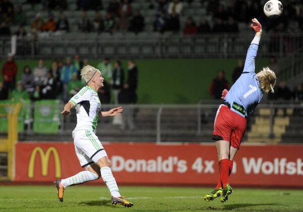 Nilla Fischer (li., WOB) und Thora Helgadottir (re., M), Szene zum Tor zum 1:0 von Lena Goeßling (nicht im Bild), VfL Wolfsburg (WOB) - LDB FC Malmö (M), Fußball, UEFA Women - Champions League, Saison 2013 2014, Wolfsburg, 13.11.2013,