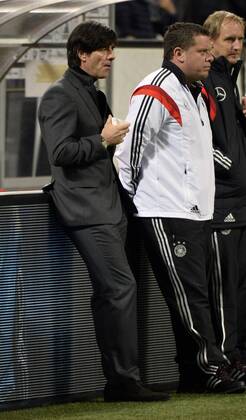 Nationaltrainer Trainer Coach Joachim Jogi Löw (GER) mit Becher Kaffee entspannt am Spielfeldrand DFB Länderspiel Italien gegen Deutschland Fußball Herren ITA - GER Freundschaftsspiel Saison 2013 Giuseppe-Meazza-Stadion Mailand Milano 15.11.2013 DFB Länderspiel Italien gegen Deutschland