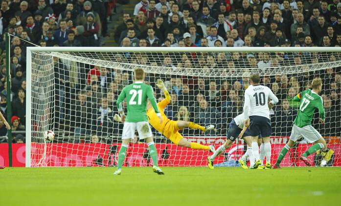 Per MERTESACKER, Nr. 17 DFB Torschuss, schiesst das Tor zum 0-1 ENGLAND - DEUTSCHLAND Deutsche Fussball Nationalmannschaft DFB, am 19.11.2013 in London, GBR Freundschaftsspiel