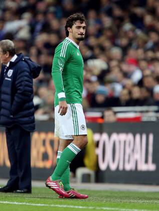 V.li. Mats Hummels (GER) wird verletzt ausgewechselt. England-Deutschland . Fussball-Länderspiel 2013, Freundschaftsspiel . London, GBR, 15.11.2013 ,