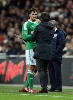 V.li. Mats Hummels (GER) wird verletzt ausgewechselt. Rechts Bundestrainer Joachim Löw (GER) . England-Deutschland . Fussball-Länderspiel 2013, Freundschaftsspiel . London, GBR, 15.11.2013 ,