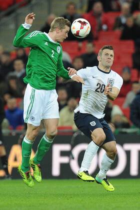 Fußball Länderspiel England - Deutschland am 19.11.2013 im Wembley-Stadion in London Sven Bender ( Deutschland ), links - Jack Wilshere ( England ), rechts