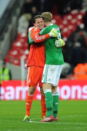 Fußball Länderspiel England - Deutschland am 19.11.2013 im Wembley-Stadion in London Roman Weidenfeller ( Deutschland ), links - Per Mertesacker ( Deutschland ), rechts